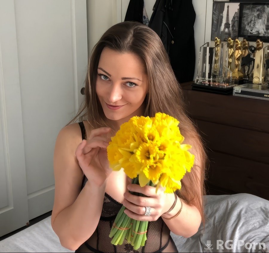 Dani Daniels - Flowers For Wife Make Me A Happy UltraHD/4K