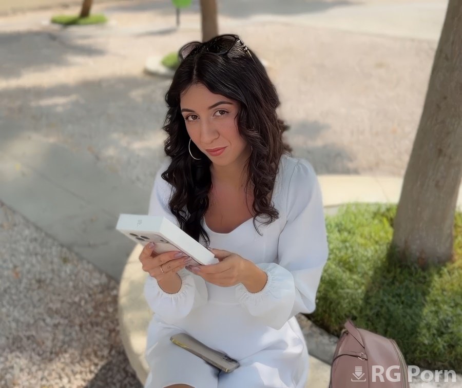 Katty West - Beauty Agrees To Cumwalk For a New Iphone FullHD