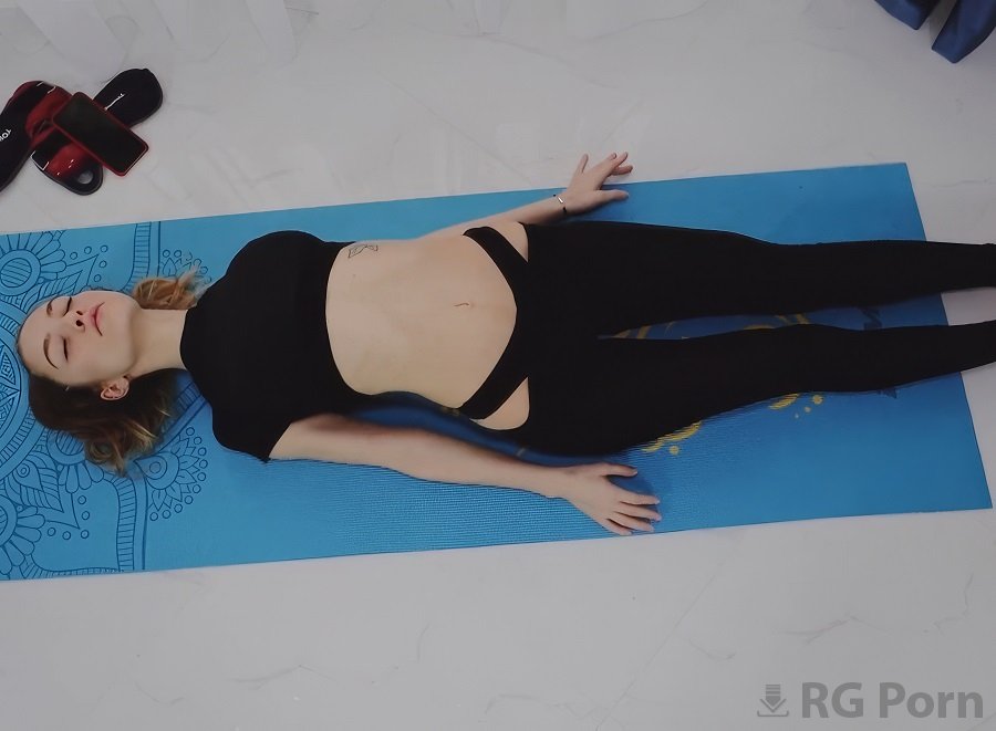 SolaZola - Yoga Ended With A Cumshot On The Stomach FullHD