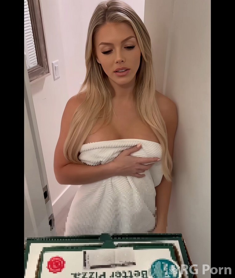 Layla Rayne - Sextape With Pizza Delivery Guy FullHD