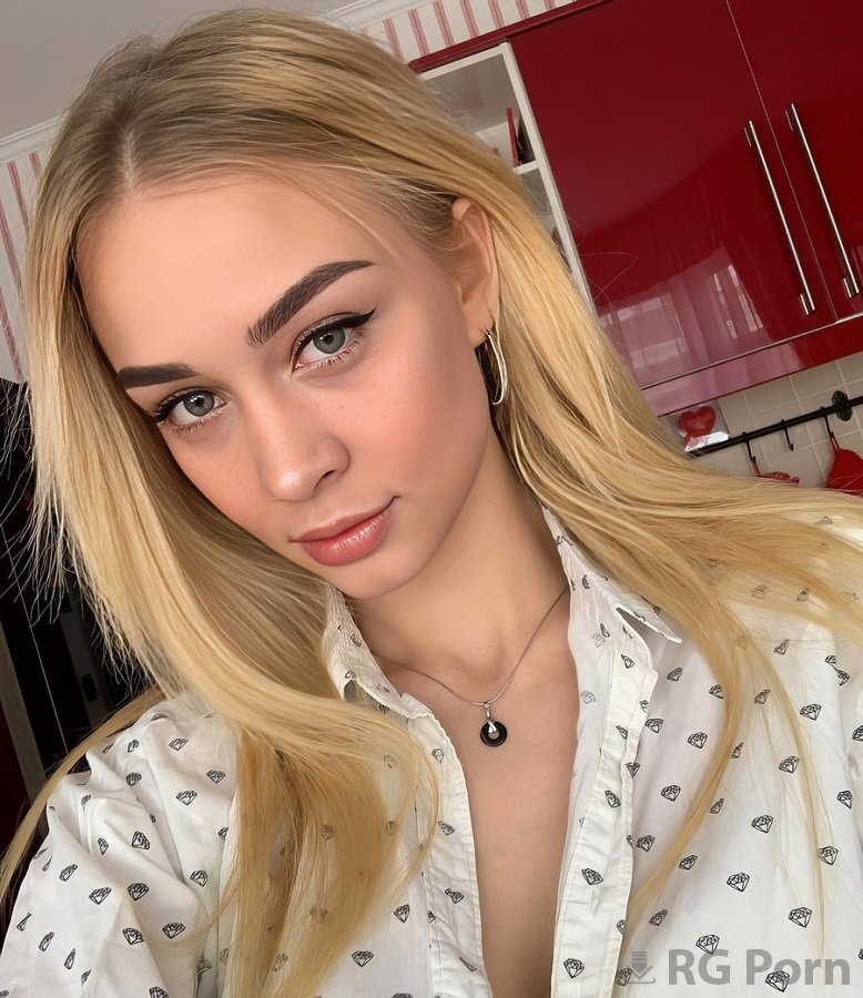 Loren Strawberry - A Girl In Love Allows Herself To Be Fucked In The Ass 2160p UltraHD/4K