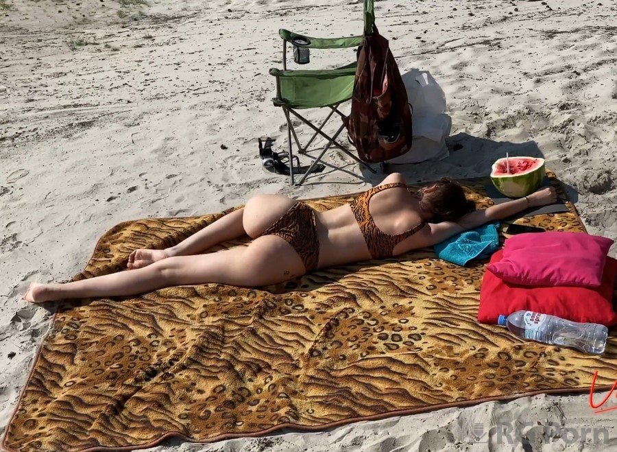 Vallery Ray - Sneaky Blowjob On A Public Beach 2160p UltraHD/4K
